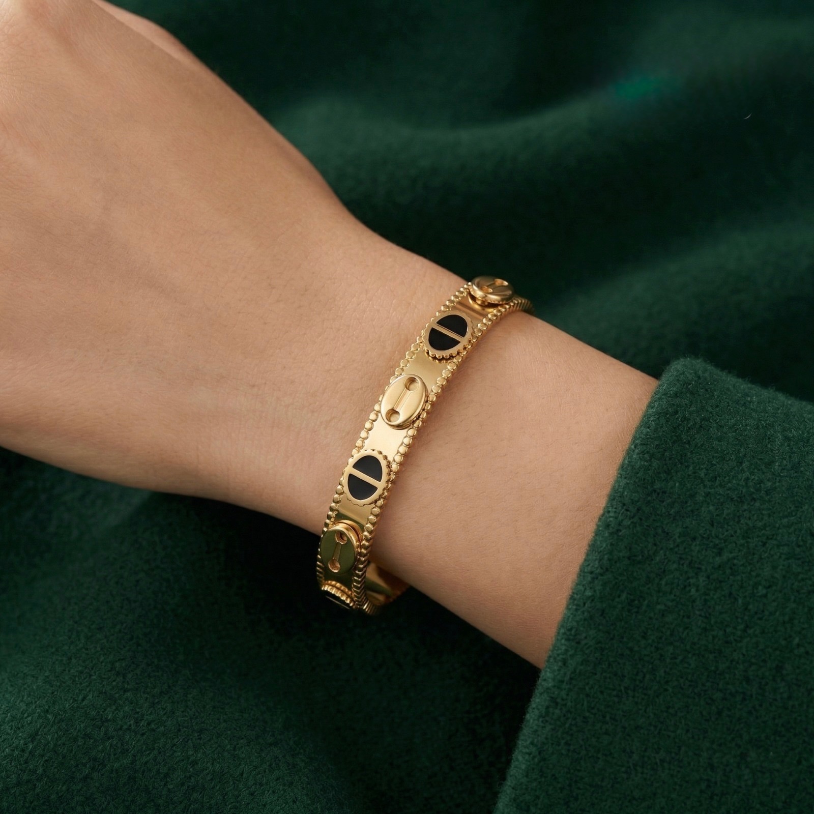 Luxury necklace hero slide 3